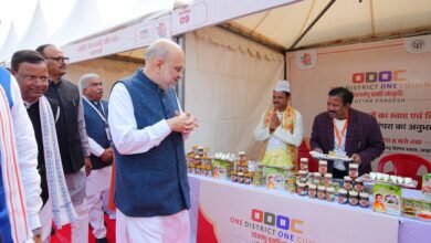 लखनऊ में यूपी दिवस पर केंद्रीय गृह मंत्री अमित शाह और मुख्यमंत्री योगी आदित्यनाथ ने ‘एक जनपद-एक व्यंजन’ (ODOC) योजना का शुभारंभ किया। इससे प्रदेश के प्रत्येक जनपद को उसके विशिष्ट व्यंजन के माध्यम से नई पहचान मिलेगी। कार्यक्रम में ‘विकसित भारत-विकसित उत्तर प्रदेश’ थीम पर आयोजन हुआ। इस दौरान पांच विभूतियों को उत्तर प्रदेश गौरव सम्मान दिया गया और सीएम युवा योजना के तहत बेहतर प्रदर्शन करने वाले जिलाधिकारियों को भी सम्मानित किया गया।