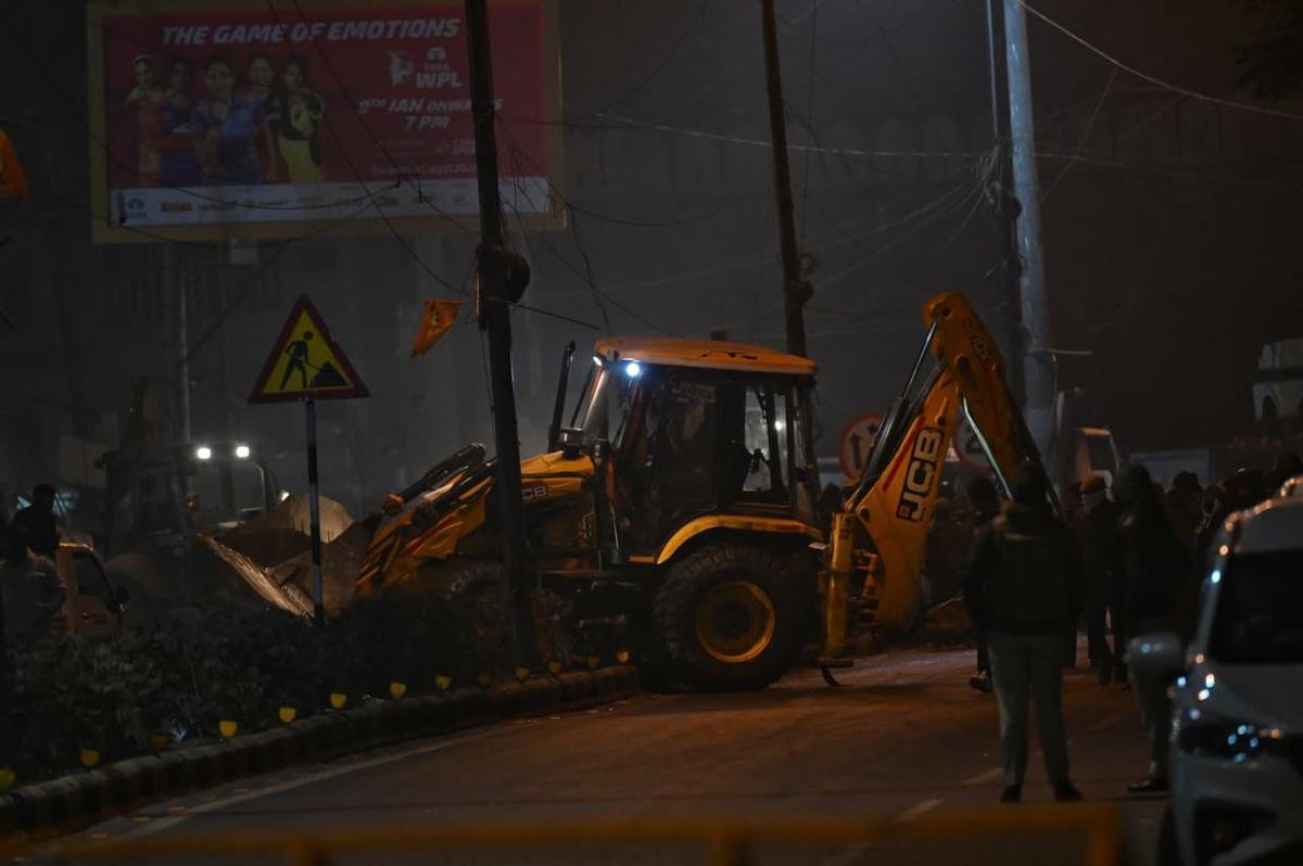 नयी दिल्ली में Delhi High Court के आदेश पर Municipal Corporation of Delhi ने रामलीला मैदान के पास Turkman Gate स्थित फैज-ए-इलाही मस्जिद के आसपास अवैध ढांचों पर बुधवार तड़के कार्रवाई की। अभियान के दौरान 25–30 लोगों ने पथराव किया, जिससे पांच पुलिसकर्मी घायल हुए। Delhi Police ने आंसू गैस का सीमित इस्तेमाल कर स्थिति संभाली। एक बैंक्वेट हॉल व दवाखाना ध्वस्त किए गए। दोषियों पर कार्रवाई होगी।