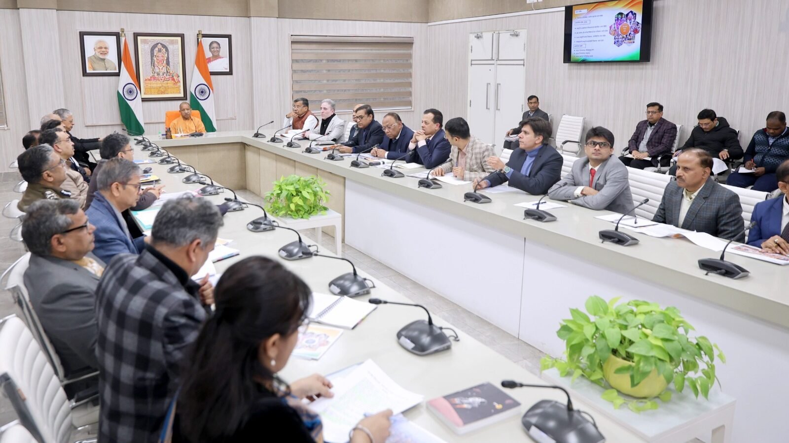 लखनऊ में मुख्यमंत्री योगी आदित्यनाथ ने उत्तर प्रदेश दिवस (24–26 जनवरी) की तैयारियों की समीक्षा करते हुए इसे राज्य, देश और विदेशों में भव्य रूप से मनाने के निर्देश दिए। मुख्य आयोजन राष्ट्र प्रेरणा स्थल, लखनऊ में होगा। सभी जनपदों में सांस्कृतिक प्रतियोगिताएं आयोजित कर श्रेष्ठ कलाकारों को लखनऊ में मंच मिलेगा। ओडीओपी, जीआई टैग उत्पाद, एक जिला–एक कुजीन की विशेष प्रस्तुति होगी। साथ ही उत्तर प्रदेश गौरव सम्मान सहित विभिन्न क्षेत्रों के उत्कृष्ट लोगों का सम्मान किया जाएगा। माघ मेले, जनसुनवाई और प्रशासनिक जवाबदेही पर भी सीएम ने सख्त निर्देश दिए।