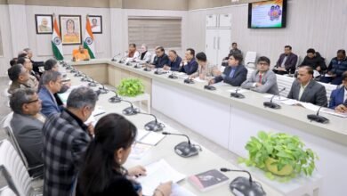 लखनऊ में मुख्यमंत्री योगी आदित्यनाथ ने उत्तर प्रदेश दिवस (24–26 जनवरी) की तैयारियों की समीक्षा करते हुए इसे राज्य, देश और विदेशों में भव्य रूप से मनाने के निर्देश दिए। मुख्य आयोजन राष्ट्र प्रेरणा स्थल, लखनऊ में होगा। सभी जनपदों में सांस्कृतिक प्रतियोगिताएं आयोजित कर श्रेष्ठ कलाकारों को लखनऊ में मंच मिलेगा। ओडीओपी, जीआई टैग उत्पाद, एक जिला–एक कुजीन की विशेष प्रस्तुति होगी। साथ ही उत्तर प्रदेश गौरव सम्मान सहित विभिन्न क्षेत्रों के उत्कृष्ट लोगों का सम्मान किया जाएगा। माघ मेले, जनसुनवाई और प्रशासनिक जवाबदेही पर भी सीएम ने सख्त निर्देश दिए।