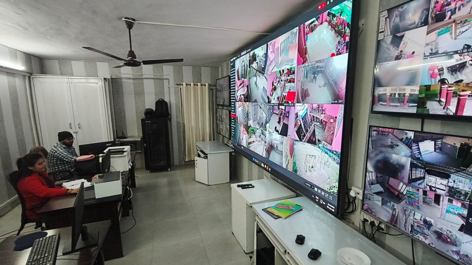 मुख्यमंत्री योगी आदित्यनाथ के नेतृत्व में उत्तर प्रदेश सरकार ने महिला और बाल सुरक्षा को और मजबूत करते हुए स्टेट डाटा मैनेजमेंट सेंटर (SDMC) को अत्याधुनिक तकनीक से सशक्त किया है। प्रदेश के 70 बाल गृहों और महिला शरणालयों की 24×7 सीसीटीवी निगरानी की जा रही है। इस व्यवस्था से पारदर्शिता, जवाबदेही और त्वरित कार्रवाई सुनिश्चित हो रही है, जिससे सुरक्षा और गरिमा की रक्षा को नई मजबूती मिली है।