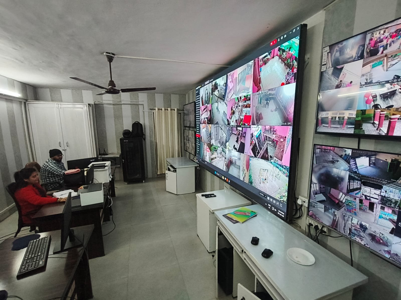 मुख्यमंत्री योगी आदित्यनाथ के नेतृत्व में उत्तर प्रदेश सरकार ने महिला और बाल सुरक्षा को और मजबूत करते हुए स्टेट डाटा मैनेजमेंट सेंटर (SDMC) को अत्याधुनिक तकनीक से सशक्त किया है। प्रदेश के 70 बाल गृहों और महिला शरणालयों की 24×7 सीसीटीवी निगरानी की जा रही है। इस व्यवस्था से पारदर्शिता, जवाबदेही और त्वरित कार्रवाई सुनिश्चित हो रही है, जिससे सुरक्षा और गरिमा की रक्षा को नई मजबूती मिली है।