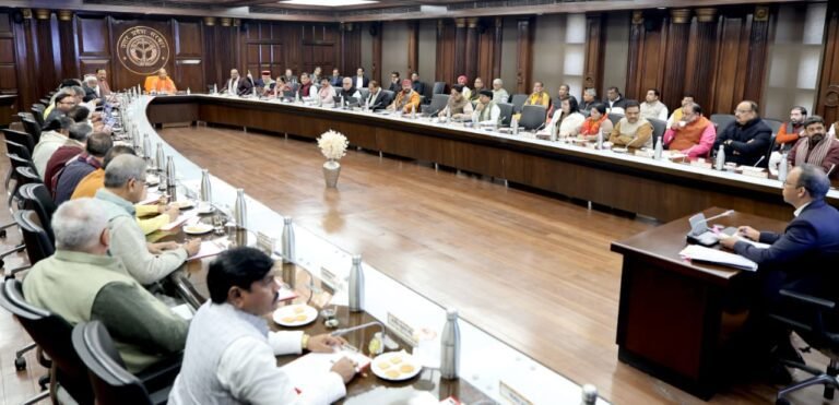 लखनऊ में योगी आदित्यनाथ की अध्यक्षता में हुई कैबिनेट बैठक में उत्तर प्रदेश वैश्विक क्षमता केंद्र (GCC) नीति-2024 के प्रभावी क्रियान्वयन हेतु नियमावली-2025 को मंजूरी दी गई। औद्योगिक विकास मंत्री नंद गोपाल गुप्ता नंदी ने बताया कि अब तक 21 कंपनियां जीसीसी में निवेश कर चुकी हैं। इस नियमावली से प्रदेश में वैश्विक निवेश, उच्च स्तरीय सेवाएं और युवाओं के लिए बड़े पैमाने पर रोजगार के अवसर सृजित होंगे।