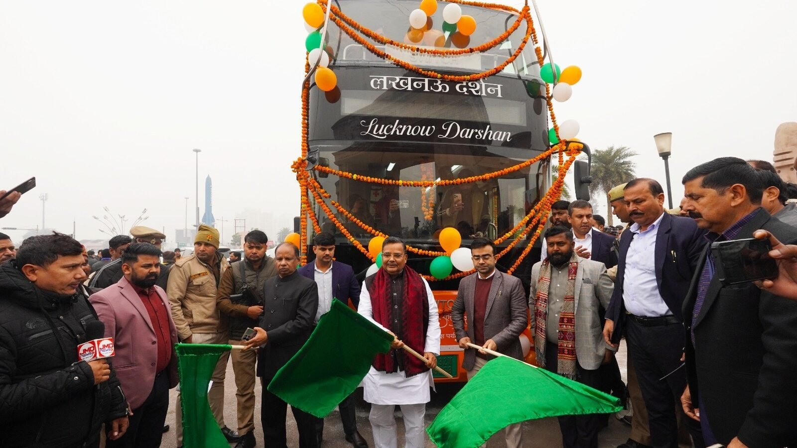 मुख्यमंत्री योगी आदित्यनाथ के विजन को आगे बढ़ाते हुए लखनऊ में ‘लखनऊ दर्शन’ बस सेवा की शुरुआत की गई। पर्यटन मंत्री जयवीर सिंह ने 1090 चौराहे से सेवा को रवाना किया। यह पहल पर्यटकों को लखनऊ की विरासत से जोड़ने के साथ सामाजिक जागरूकता और सुशासन का संदेश भी देगी।