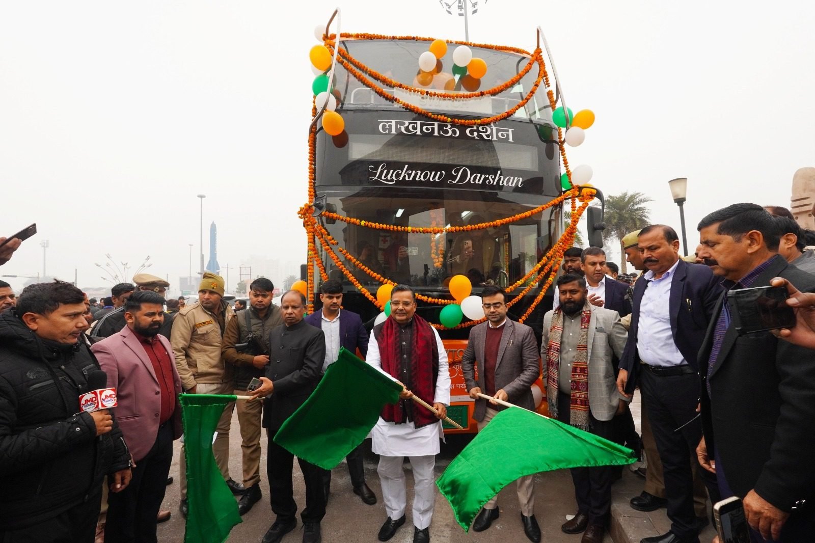 मुख्यमंत्री योगी आदित्यनाथ के विजन को आगे बढ़ाते हुए लखनऊ में ‘लखनऊ दर्शन’ बस सेवा की शुरुआत की गई। पर्यटन मंत्री जयवीर सिंह ने 1090 चौराहे से सेवा को रवाना किया। यह पहल पर्यटकों को लखनऊ की विरासत से जोड़ने के साथ सामाजिक जागरूकता और सुशासन का संदेश भी देगी।