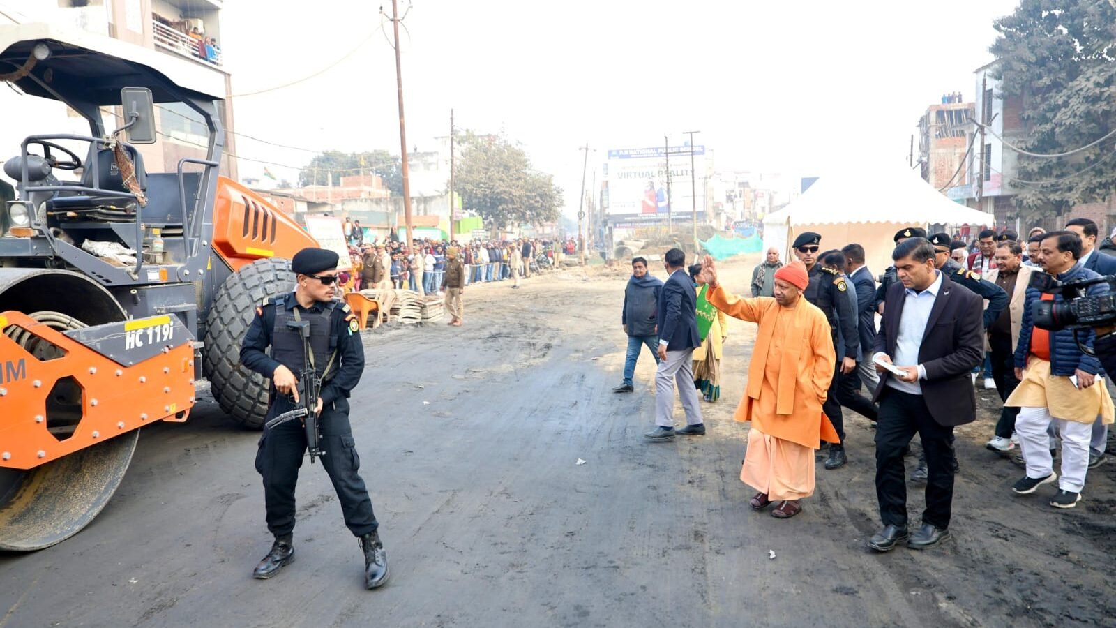 योगी आदित्यनाथ ने गोरखपुर में गोरखपुर–पिपराइच फोरलेन मार्ग का स्थलीय निरीक्षण कर निर्माण कार्य में गुणवत्ता व तेजी के निर्देश दिए। 19.485 किमी लंबी यह परियोजना 942.44 करोड़ रुपये की लागत से बन रही है। सीएम ने जंगल कौड़िया–जगदीशपुर रिंग रोड और 96.50 करोड़ की लागत से बन रहे खजांची चौराहा फ्लाईओवर की प्रगति की समीक्षा करते हुए तय समय में कार्य पूर्ण करने को कहा।