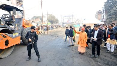 योगी आदित्यनाथ ने गोरखपुर में गोरखपुर–पिपराइच फोरलेन मार्ग का स्थलीय निरीक्षण कर निर्माण कार्य में गुणवत्ता व तेजी के निर्देश दिए। 19.485 किमी लंबी यह परियोजना 942.44 करोड़ रुपये की लागत से बन रही है। सीएम ने जंगल कौड़िया–जगदीशपुर रिंग रोड और 96.50 करोड़ की लागत से बन रहे खजांची चौराहा फ्लाईओवर की प्रगति की समीक्षा करते हुए तय समय में कार्य पूर्ण करने को कहा।