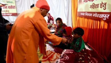 योगी आदित्यनाथ ने गोरखपुर में बरगदवा और राप्तीनगर स्थित अस्थायी रैन बसेरों का निरीक्षण कर व्यवस्थाओं का जायजा लिया। उन्होंने रैन बसेरों में ठहरे लोगों से संवाद किया और जरूरतमंदों में कंबल व भोजन वितरित किया। मुख्यमंत्री ने निर्देश दिए कि कोई भी व्यक्ति शीतलहर में खुले में न सोए।