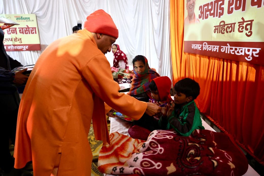 योगी आदित्यनाथ ने गोरखपुर में बरगदवा और राप्तीनगर स्थित अस्थायी रैन बसेरों का निरीक्षण कर व्यवस्थाओं का जायजा लिया। उन्होंने रैन बसेरों में ठहरे लोगों से संवाद किया और जरूरतमंदों में कंबल व भोजन वितरित किया। मुख्यमंत्री ने निर्देश दिए कि कोई भी व्यक्ति शीतलहर में खुले में न सोए।