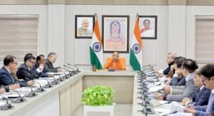 लखनऊ में मुख्यमंत्री योगी आदित्यनाथ ने वित्तीय वर्ष 2025-26 के बजट व्यय की समीक्षा करते हुए प्रमुख 20 विभागों की प्रगति पर चर्चा की। उन्होंने निर्देश दिए कि जिन विभागों में बजट खर्च धीमा है, वहां तत्काल तेजी लाई जाए और हर स्तर पर अधिकारियों की जवाबदेही तय हो। मुख्यमंत्री ने समय पर निर्णय लेने, केंद्र से बजट जारी कराने के लिए समन्वय बढ़ाने और 2026-27 के बजट की तैयारी अभी से शुरू करने पर जोर दिया।