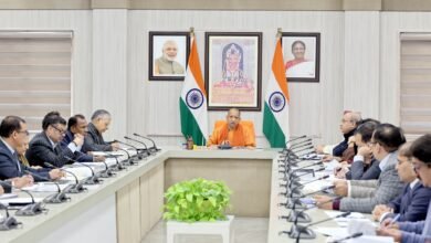 लखनऊ में मुख्यमंत्री योगी आदित्यनाथ ने वित्तीय वर्ष 2025-26 के बजट व्यय की समीक्षा करते हुए प्रमुख 20 विभागों की प्रगति पर चर्चा की। उन्होंने निर्देश दिए कि जिन विभागों में बजट खर्च धीमा है, वहां तत्काल तेजी लाई जाए और हर स्तर पर अधिकारियों की जवाबदेही तय हो। मुख्यमंत्री ने समय पर निर्णय लेने, केंद्र से बजट जारी कराने के लिए समन्वय बढ़ाने और 2026-27 के बजट की तैयारी अभी से शुरू करने पर जोर दिया।