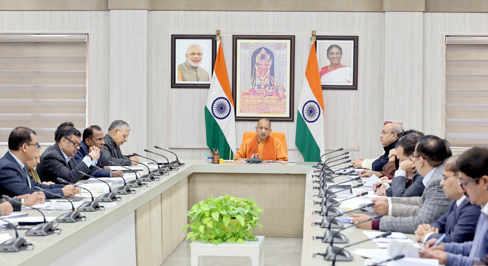 लखनऊ में मुख्यमंत्री योगी आदित्यनाथ ने वित्तीय वर्ष 2025-26 के बजट व्यय की समीक्षा करते हुए प्रमुख 20 विभागों की प्रगति पर चर्चा की। उन्होंने निर्देश दिए कि जिन विभागों में बजट खर्च धीमा है, वहां तत्काल तेजी लाई जाए और हर स्तर पर अधिकारियों की जवाबदेही तय हो। मुख्यमंत्री ने समय पर निर्णय लेने, केंद्र से बजट जारी कराने के लिए समन्वय बढ़ाने और 2026-27 के बजट की तैयारी अभी से शुरू करने पर जोर दिया।