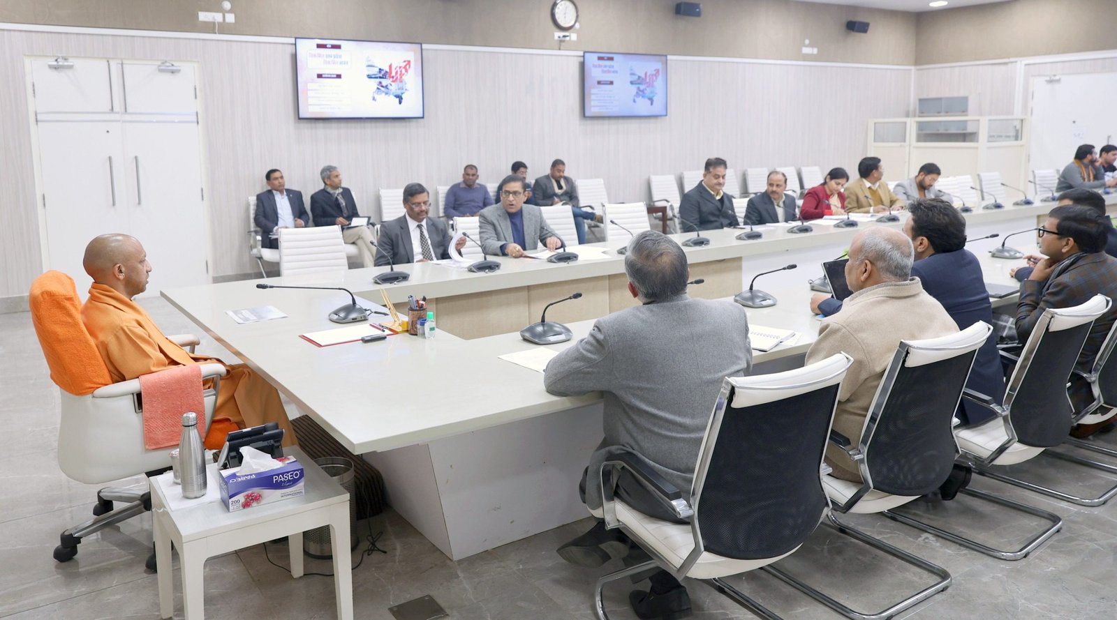 लखनऊ में योगी आदित्यनाथ ने यूपी दिवस-2026 की तैयारियों की समीक्षा करते हुए इसे वैश्विक स्तर पर मनाने के निर्देश दिए। 24 से 26 जनवरी तक लखनऊ सहित सभी जनपदों, देश के राजभवनों और विदेशी भारतीय दूतावासों में आयोजन होंगे। सांस्कृतिक प्रस्तुतियां, नाट्य मंचन, 3-डी वर्चुअल प्रदर्शनी, सम्मान समारोह और जनभागीदारी वाले कार्यक्रमों के माध्यम से उत्तर प्रदेश की विरासत, विकास और आत्मगौरव को विश्व पटल पर प्रस्तुत किया जाएगा।