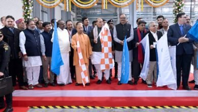 मुख्यमंत्री योगी आदित्यनाथ ने रक्षा मंत्री राजनाथ सिंह के साथ लखनऊ में अशोक लेलैंड के इलेक्ट्रिक व्हीकल विनिर्माण संयंत्र का उद्घाटन किया। सीएम योगी ने इसे यूपी के औद्योगिक विकास, स्वच्छ-हरित परिवहन और युवाओं के रोजगार का मील का पत्थर बताया। उन्होंने कहा कि डबल इंजन सरकार, ईज ऑफ डूइंग बिजनेस और निवेशक-अनुकूल नीतियों के कारण यूपी आज देश-दुनिया के निवेशकों की पहली पसंद बन चुका है।