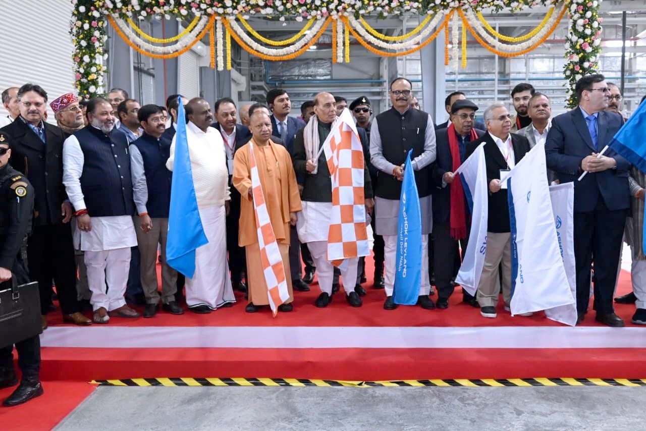 मुख्यमंत्री योगी आदित्यनाथ ने रक्षा मंत्री राजनाथ सिंह के साथ लखनऊ में अशोक लेलैंड के इलेक्ट्रिक व्हीकल विनिर्माण संयंत्र का उद्घाटन किया। सीएम योगी ने इसे यूपी के औद्योगिक विकास, स्वच्छ-हरित परिवहन और युवाओं के रोजगार का मील का पत्थर बताया। उन्होंने कहा कि डबल इंजन सरकार, ईज ऑफ डूइंग बिजनेस और निवेशक-अनुकूल नीतियों के कारण यूपी आज देश-दुनिया के निवेशकों की पहली पसंद बन चुका है।