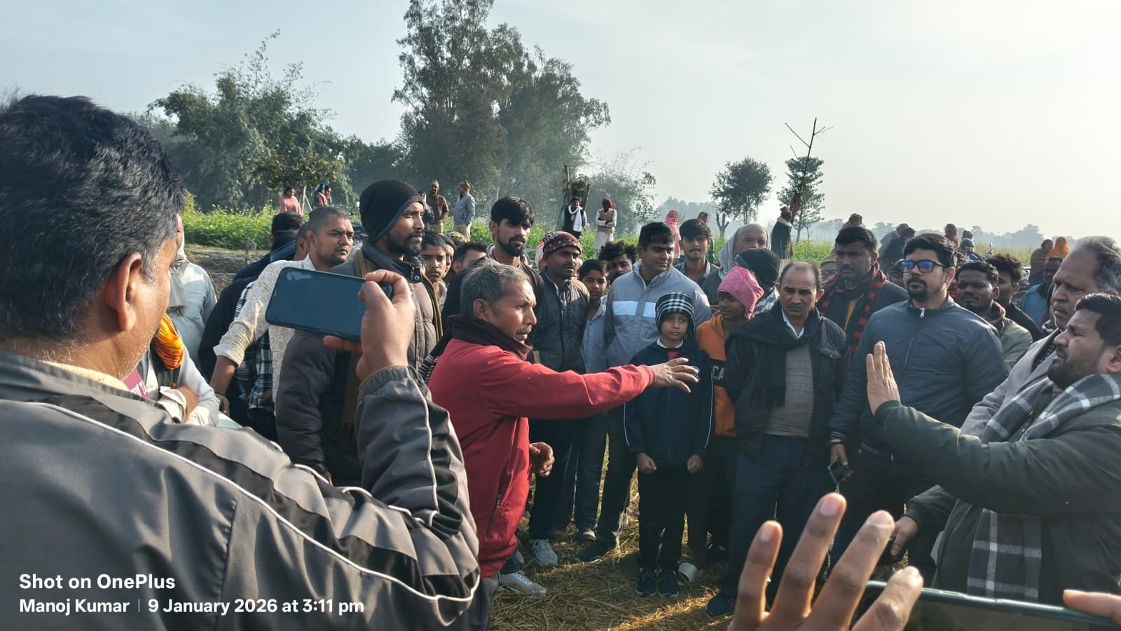 भलुअनी नगर पंचायत के वार्ड–2 गौतम बुद्ध नगर में प्रस्तावित गौशाला की जमीन पैमाइश को ग्रामीणों के विरोध के चलते प्रशासन को रोकना पड़ा। ग्रामीणों ने आबादी के पास गौशाला बनने से स्वास्थ्य व फसल नुकसान की आशंका जताई। नायब तहसीलदार रविंद्र मौर्या मौके से लौटे। वहीं प्रशासन ने वार्ड–1 और 8 में जेसीबी से अवैध अतिक्रमण हटाकर रास्ते मुक्त कराए।