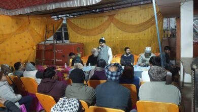 देवरिया जनपद के भटनी में नगर पंचायत भटनी बाजार द्वारा आयोजित विशेष बैठक में नगर विकास और नागरिक सुरक्षा से जुड़े अहम मुद्दों पर व्यापक चर्चा हुई। सड़क चौड़ीकरण, नालियों व सड़कों से अतिक्रमण हटाने तथा नदी कटान रोकने के प्रस्तावों को लेकर समर्थन और आपत्तियां दोनों सामने आईं। चेयरमैन ने जनप्रतिनिधियों के सहयोग से तेज़ विकास का भरोसा दिलाया, वहीं अधिकारियों ने सभी निर्णय संवाद और संतुलन के साथ लागू करने का आश्वासन दिया।