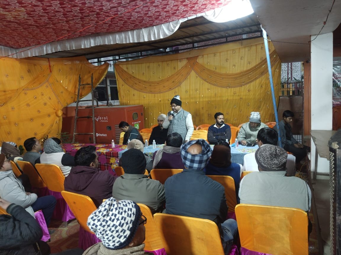 देवरिया जनपद के भटनी में नगर पंचायत भटनी बाजार द्वारा आयोजित विशेष बैठक में नगर विकास और नागरिक सुरक्षा से जुड़े अहम मुद्दों पर व्यापक चर्चा हुई। सड़क चौड़ीकरण, नालियों व सड़कों से अतिक्रमण हटाने तथा नदी कटान रोकने के प्रस्तावों को लेकर समर्थन और आपत्तियां दोनों सामने आईं। चेयरमैन ने जनप्रतिनिधियों के सहयोग से तेज़ विकास का भरोसा दिलाया, वहीं अधिकारियों ने सभी निर्णय संवाद और संतुलन के साथ लागू करने का आश्वासन दिया।