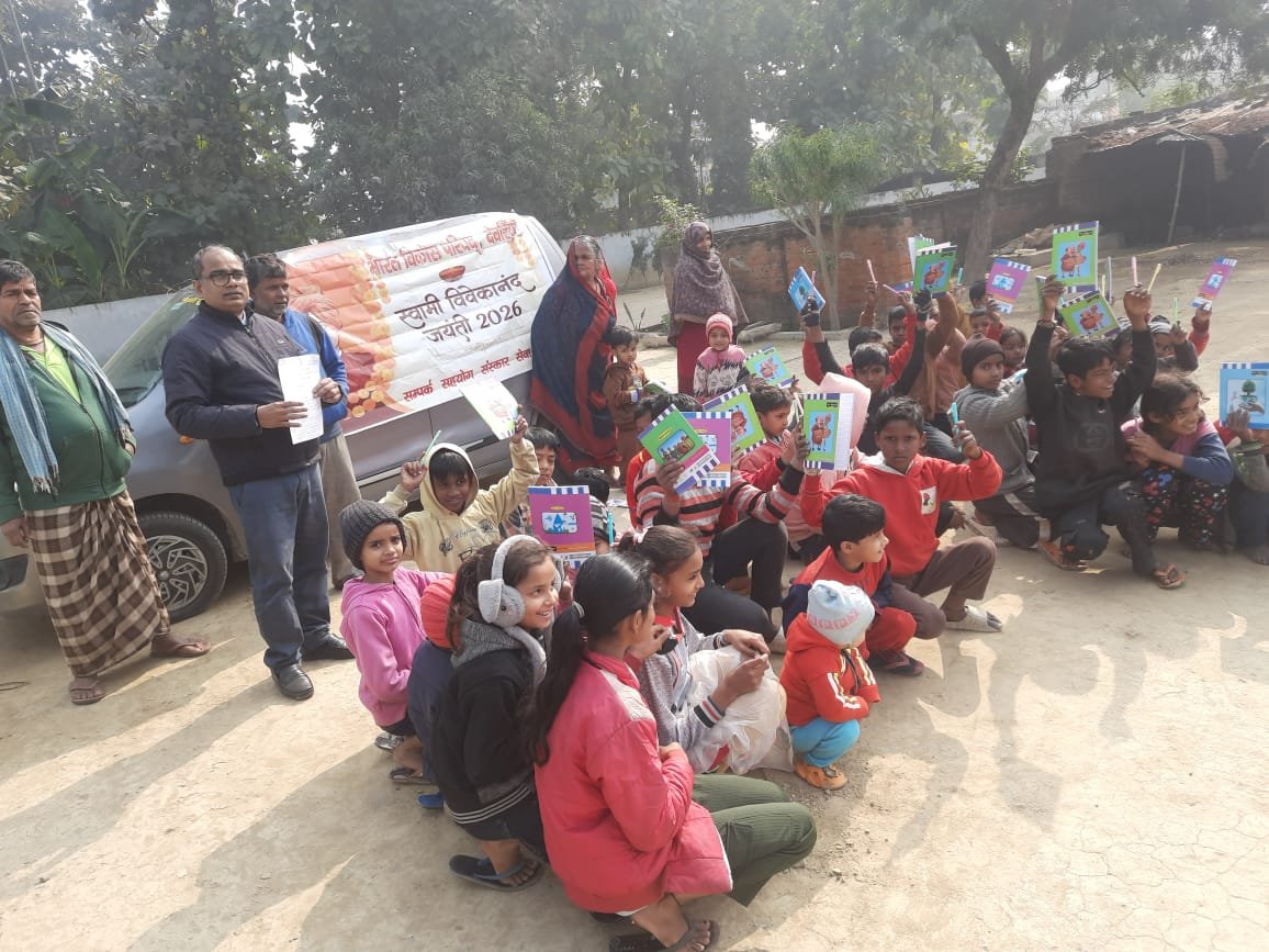 बरहज क्षेत्र के कपरवार गाँव में स्वामी विवेकानंद की जयंती पर शिक्षण सामग्री व स्नैक्स वितरण कार्यक्रम आयोजित हुआ। बच्चों में विशेष उत्साह दिखा। अतिथियों ने स्वामी विवेकानंद के विचारों से बच्चों को प्रेरित किया। कार्यक्रम का उद्देश्य शिक्षा के प्रति रुचि और नैतिक मूल्यों को मजबूत करना रहा।