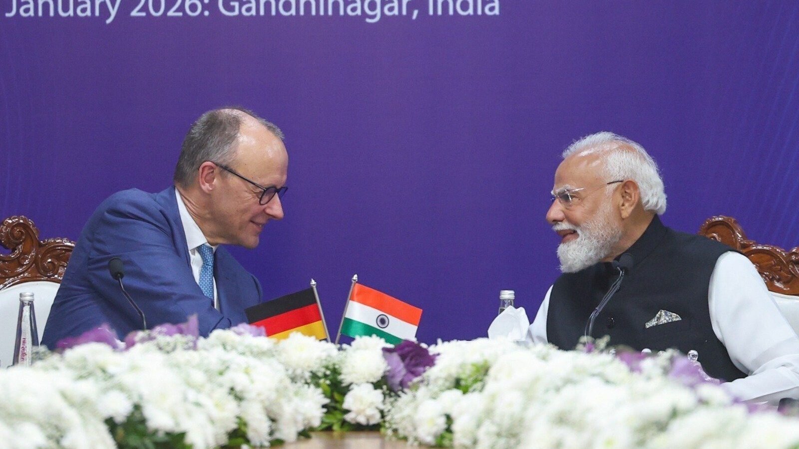 प्रधानमंत्री नरेन्द्र मोदी के निमंत्रण पर जर्मनी के संघीय चांसलर फ्रेडरिक मर्ज़ की 12–13 जनवरी 2026 की भारत यात्रा ने द्विपक्षीय संबंधों को नई मजबूती दी है। अहमदाबाद में हुई वार्ता में रक्षा एवं सुरक्षा सहयोग, आतंकवाद के खिलाफ साझा रुख, व्यापार और निवेश, सेमीकंडक्टर, कृत्रिम बुद्धिमत्ता, हरित हाइड्रोजन और नवीकरणीय ऊर्जा जैसे क्षेत्रों में सहयोग बढ़ाने पर सहमति बनी। दोनों देशों ने हिंद-प्रशांत क्षेत्र, वैश्विक आपूर्ति श्रृंखला और संयुक्त राष्ट्र सुधारों पर भी समान दृष्टिकोण दोहराया। यह यात्रा भारत-जर्मनी रणनीतिक साझेदारी के भविष्य के लिए महत्वपूर्ण मानी जा रही है।