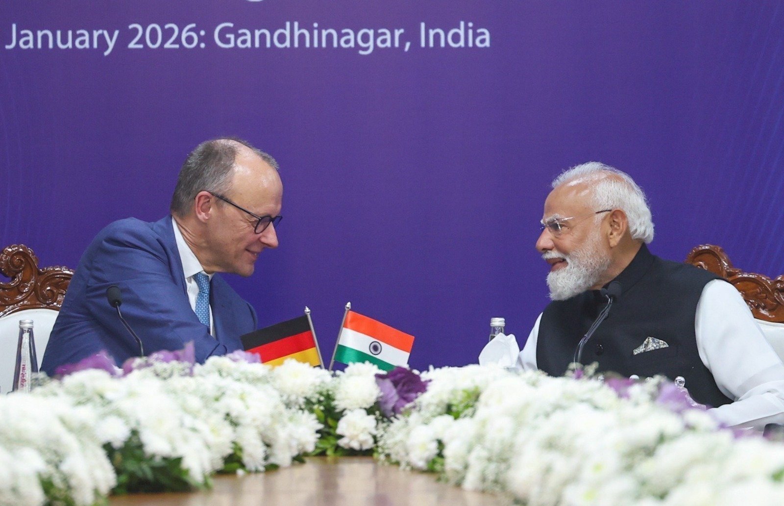 प्रधानमंत्री नरेन्द्र मोदी के निमंत्रण पर जर्मनी के संघीय चांसलर फ्रेडरिक मर्ज़ की 12–13 जनवरी 2026 की भारत यात्रा ने द्विपक्षीय संबंधों को नई मजबूती दी है। अहमदाबाद में हुई वार्ता में रक्षा एवं सुरक्षा सहयोग, आतंकवाद के खिलाफ साझा रुख, व्यापार और निवेश, सेमीकंडक्टर, कृत्रिम बुद्धिमत्ता, हरित हाइड्रोजन और नवीकरणीय ऊर्जा जैसे क्षेत्रों में सहयोग बढ़ाने पर सहमति बनी। दोनों देशों ने हिंद-प्रशांत क्षेत्र, वैश्विक आपूर्ति श्रृंखला और संयुक्त राष्ट्र सुधारों पर भी समान दृष्टिकोण दोहराया। यह यात्रा भारत-जर्मनी रणनीतिक साझेदारी के भविष्य के लिए महत्वपूर्ण मानी जा रही है।