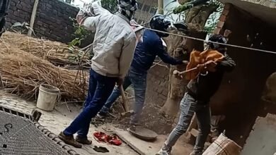 देवरिया के भलुअनी थाना क्षेत्र के जरार रम्मन गांव में बुधवार दोपहर आधा दर्जन दबंगों ने महिला के घर पर हमला कर दरवाजा, स्नानघर और शौचालय तोड़ दिया। घटना के समय घर पर कोई पुरुष मौजूद नहीं था। पीड़िता की तहरीर पर पुलिस ने एक नामजद आरोपी को गिरफ्तार कर जेल भेज दिया है, अन्य की तलाश जारी है।