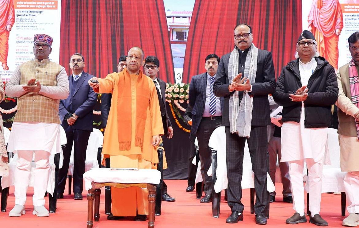 लखनऊ के इंदिरा गांधी प्रतिष्ठान में राष्ट्रीय युवा दिवस कार्यक्रम को संबोधित करते हुए योगी आदित्यनाथ ने कहा कि स्वामी विवेकानंद ने भारत की सनातन संस्कृति और आध्यात्मिक चेतना को वैश्विक पहचान दिलाई। उन्होंने युवाओं से ‘उठो-जागो और लक्ष्य प्राप्ति तक मत रुको’ के मंत्र को आत्मसात करने का आह्वान किया। सीएम ने कहा कि युवा शक्ति के बल पर ही भारत विश्वगुरु बनेगा और ‘विकसित भारत 2047’ का सपना साकार होगा।