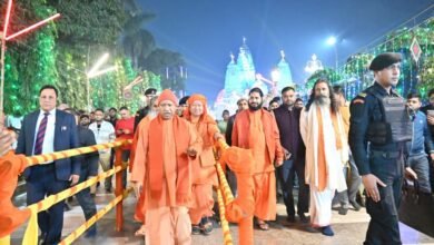 योगी आदित्यनाथ ने मकर संक्रांति पर लगने वाले विश्व प्रसिद्ध खिचड़ी मेले को लेकर गोरखनाथ मंदिर में डेरा डाल दिया है। उन्होंने मंदिर परिसर का रात्रिकालीन निरीक्षण कर सुरक्षा, स्वच्छता और श्रद्धालुओं की सुविधा के निर्देश दिए। इस दौरान श्रद्धालुओं से संवाद किया और बच्चों को आशीर्वाद दिया। वहीं, बादशाह ने गुरु गोरखनाथ के दर्शन कर मुख्यमंत्री से शिष्टाचार भेंट की।