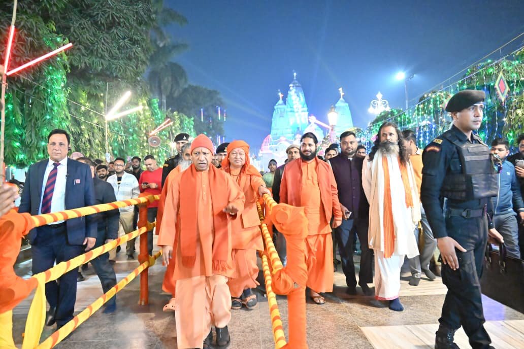 योगी आदित्यनाथ ने मकर संक्रांति पर लगने वाले विश्व प्रसिद्ध खिचड़ी मेले को लेकर गोरखनाथ मंदिर में डेरा डाल दिया है। उन्होंने मंदिर परिसर का रात्रिकालीन निरीक्षण कर सुरक्षा, स्वच्छता और श्रद्धालुओं की सुविधा के निर्देश दिए। इस दौरान श्रद्धालुओं से संवाद किया और बच्चों को आशीर्वाद दिया। वहीं, बादशाह ने गुरु गोरखनाथ के दर्शन कर मुख्यमंत्री से शिष्टाचार भेंट की।