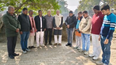 भलुअनी (देवरिया) में ग्रामीण पत्रकार एसोसिएशन के जिला संगठन मंत्री व वरिष्ठ पत्रकार अवध नारायण मिश्र के हृदयाघात से निधन पर शोक सभा आयोजित की गई। पत्रकारों ने दो मिनट का मौन रखकर श्रद्धांजलि अर्पित की। वक्ताओं ने उन्हें निर्भीक, समाजसेवी पत्रकार बताते हुए पत्रकारिता जगत के लिए अपूरणीय क्षति बताया।