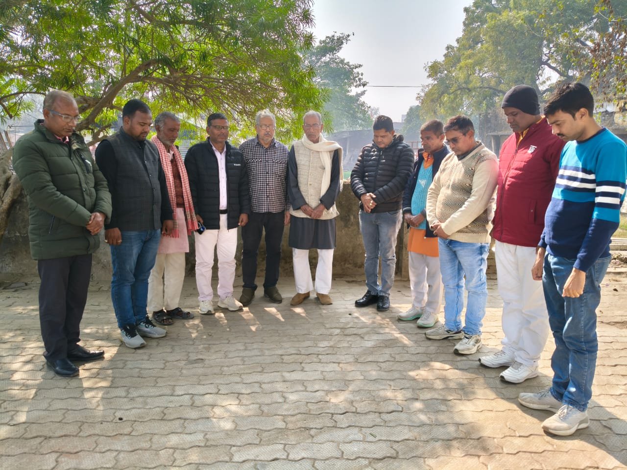 भलुअनी (देवरिया) में ग्रामीण पत्रकार एसोसिएशन के जिला संगठन मंत्री व वरिष्ठ पत्रकार अवध नारायण मिश्र के हृदयाघात से निधन पर शोक सभा आयोजित की गई। पत्रकारों ने दो मिनट का मौन रखकर श्रद्धांजलि अर्पित की। वक्ताओं ने उन्हें निर्भीक, समाजसेवी पत्रकार बताते हुए पत्रकारिता जगत के लिए अपूरणीय क्षति बताया।