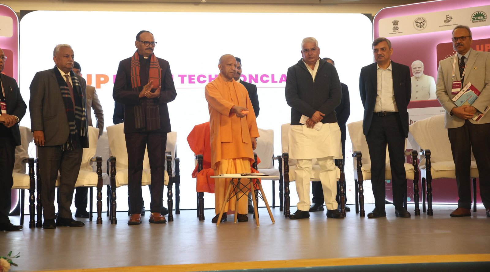 लखनऊ में यूपी हेल्थटेक कॉन्क्लेव 1.0 का उद्घाटन करते हुए मुख्यमंत्री योगी आदित्यनाथ ने कहा कि उत्तर प्रदेश देश और पड़ोसी राज्यों की स्वास्थ्य जरूरतों का सबसे बड़ा केंद्र बन चुका है। 2017 के बाद स्वास्थ्य क्षेत्र में ऐतिहासिक बदलाव हुए हैं। मेडिकल कॉलेजों की संख्या 40 से बढ़कर 81 हो गई है और 5.5 करोड़ परिवारों को आयुष्मान कार्ड से सुरक्षा मिली है। सीएम ने मेडिकल डिवाइस पार्क, फार्मा सेक्टर और हेल्थटेक इनोवेशन को बढ़ावा देने की प्रतिबद्धता जताई।