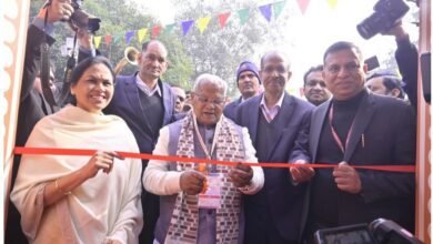 केंद्रीय एमएसएमई मंत्री जीतन राम मांझी ने दिल्ली हाट, आईएनए में पीएम विश्वकर्मा हाट 2026 का उद्घाटन किया। यह आयोजन 18 से 31 जनवरी तक चलेगा, जिसमें देशभर के 117 से अधिक कारीगर भाग ले रहे हैं। मंत्री ने कहा कि पीएम विश्वकर्मा योजना गांव-स्तर के कारीगरों को बाजार से जोड़कर उन्हें आत्मनिर्भर बना रही है। इस हाट में हस्तनिर्मित उत्पाद, लाइव शिल्प प्रदर्शन और सांस्कृतिक कार्यक्रम शामिल हैं। योजना के तहत प्रशिक्षण, टूलकिट, बिना जमानत ऋण और मार्केटिंग सहायता देकर कारीगरों को विकसित भारत के निर्माण में सहभागी बनाया जा रहा है।