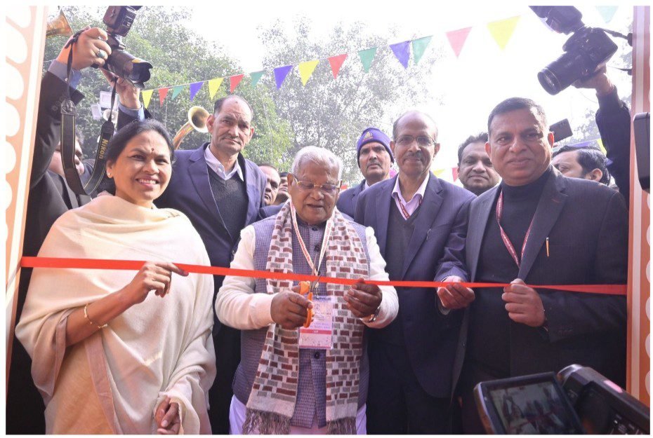 केंद्रीय एमएसएमई मंत्री जीतन राम मांझी ने दिल्ली हाट, आईएनए में पीएम विश्वकर्मा हाट 2026 का उद्घाटन किया। यह आयोजन 18 से 31 जनवरी तक चलेगा, जिसमें देशभर के 117 से अधिक कारीगर भाग ले रहे हैं। मंत्री ने कहा कि पीएम विश्वकर्मा योजना गांव-स्तर के कारीगरों को बाजार से जोड़कर उन्हें आत्मनिर्भर बना रही है। इस हाट में हस्तनिर्मित उत्पाद, लाइव शिल्प प्रदर्शन और सांस्कृतिक कार्यक्रम शामिल हैं। योजना के तहत प्रशिक्षण, टूलकिट, बिना जमानत ऋण और मार्केटिंग सहायता देकर कारीगरों को विकसित भारत के निर्माण में सहभागी बनाया जा रहा है।