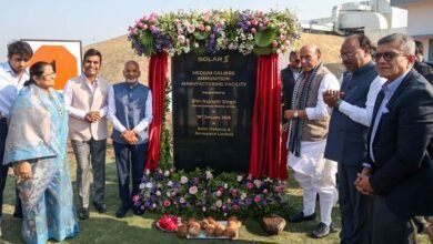 रक्षा मंत्री राजनाथ सिंह ने नागपुर में सोलर डिफेंस एंड एयरोस्पेस लिमिटेड की मध्यम कैलिबर गोला-बारूद निर्माण सुविधा का उद्घाटन करते हुए रक्षा क्षेत्र में आत्मनिर्भरता पर जोर दिया। उन्होंने कहा कि प्रधानमंत्री नरेंद्र मोदी के नेतृत्व में भारत अब आयातक से निर्यातक बन रहा है। 30 मिमी गोला-बारूद, पिनाका रॉकेट, नागास्त्र ड्रोन और काउंटर-ड्रोन प्रणालियां देश की बढ़ती रक्षा क्षमता का प्रमाण हैं। रक्षा मंत्री ने बताया कि घरेलू रक्षा उत्पादन और निर्यात में रिकॉर्ड वृद्धि हुई है, जिसमें निजी क्षेत्र की भूमिका लगातार मजबूत हो रही है।