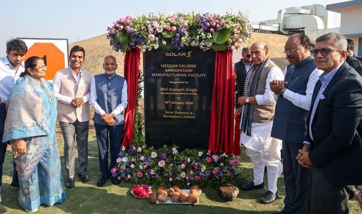 रक्षा मंत्री राजनाथ सिंह ने नागपुर में सोलर डिफेंस एंड एयरोस्पेस लिमिटेड की मध्यम कैलिबर गोला-बारूद निर्माण सुविधा का उद्घाटन करते हुए रक्षा क्षेत्र में आत्मनिर्भरता पर जोर दिया। उन्होंने कहा कि प्रधानमंत्री नरेंद्र मोदी के नेतृत्व में भारत अब आयातक से निर्यातक बन रहा है। 30 मिमी गोला-बारूद, पिनाका रॉकेट, नागास्त्र ड्रोन और काउंटर-ड्रोन प्रणालियां देश की बढ़ती रक्षा क्षमता का प्रमाण हैं। रक्षा मंत्री ने बताया कि घरेलू रक्षा उत्पादन और निर्यात में रिकॉर्ड वृद्धि हुई है, जिसमें निजी क्षेत्र की भूमिका लगातार मजबूत हो रही है।