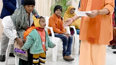 सख़्त प्रशासन और अपराधियों पर ज़ीरो टॉलरेंस की पहचान रखने वाले मुख्यमंत्री योगी आदित्यनाथ का मानवीय और संवेदनशील पक्ष बच्चों व जरूरतमंदों के बीच साफ झलकता है। ‘जनता दर्शन’ से लेकर गोरखनाथ मंदिर तक बच्चों से संवाद, शिक्षा, इलाज और सुरक्षा से जुड़े मामलों में त्वरित निर्णय उनके कोमल हृदय को दर्शाते हैं। यही संवेदनशीलता 25 करोड़ प्रदेशवासियों में सीएम योगी के प्रति भरोसा और अपनापन मजबूत करती है।