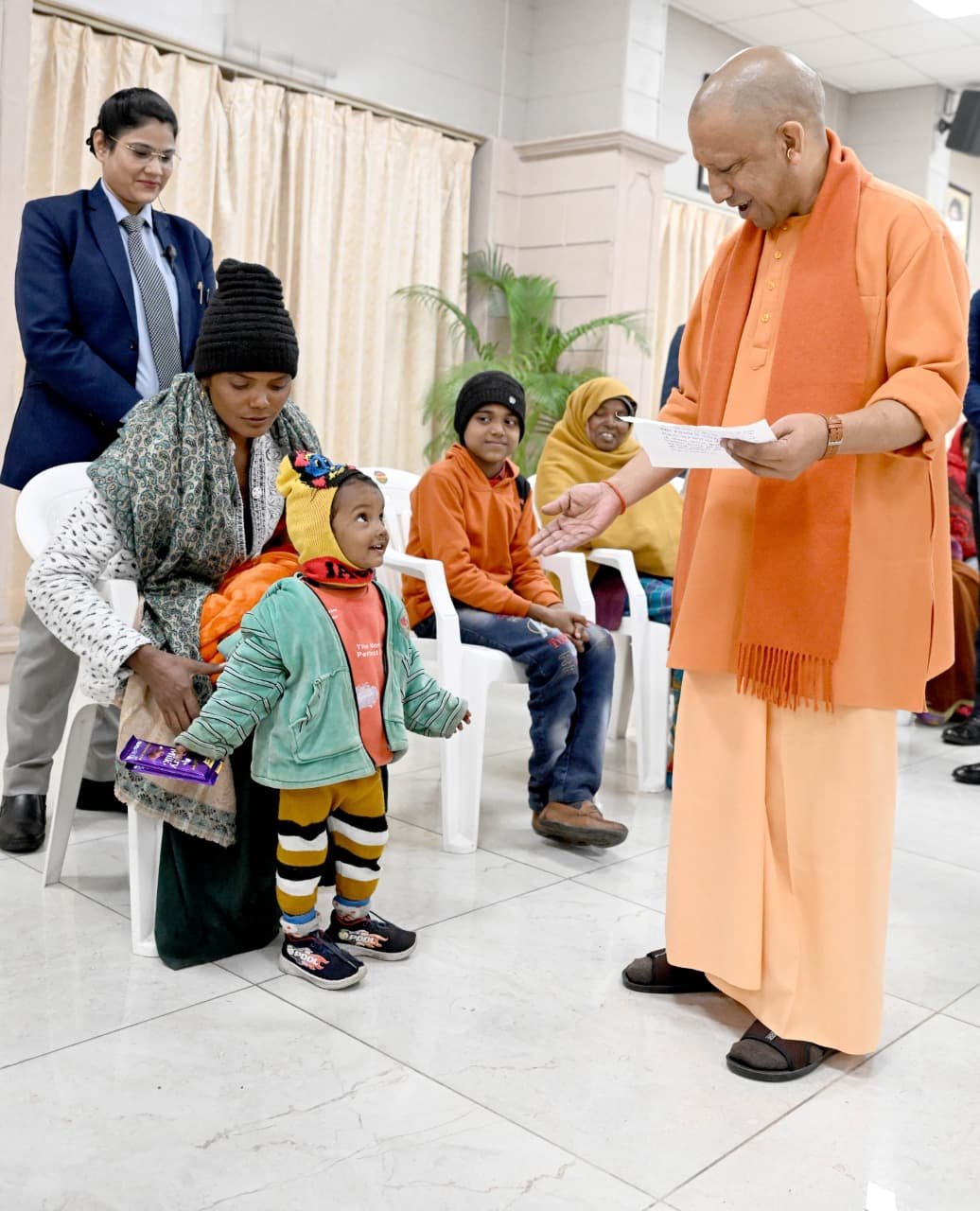 सख़्त प्रशासन और अपराधियों पर ज़ीरो टॉलरेंस की पहचान रखने वाले मुख्यमंत्री योगी आदित्यनाथ का मानवीय और संवेदनशील पक्ष बच्चों व जरूरतमंदों के बीच साफ झलकता है। ‘जनता दर्शन’ से लेकर गोरखनाथ मंदिर तक बच्चों से संवाद, शिक्षा, इलाज और सुरक्षा से जुड़े मामलों में त्वरित निर्णय उनके कोमल हृदय को दर्शाते हैं। यही संवेदनशीलता 25 करोड़ प्रदेशवासियों में सीएम योगी के प्रति भरोसा और अपनापन मजबूत करती है।