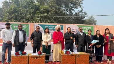 भलुअनी के बारीपुर धाम मंदिर प्रांगण में महर्षि देवरहा बाबा मेडिकल कॉलेज देवरिया द्वारा विशाल निःशुल्क स्वास्थ्य शिविर आयोजित किया गया। शिविर में विशेषज्ञ चिकित्सकों ने नाक, कान, गला, हड्डी, नेत्र, चर्म, टीबी एवं स्त्री रोगों की जांच कर सैकड़ों मरीजों को निःशुल्क परामर्श व दवाएं वितरित कीं।