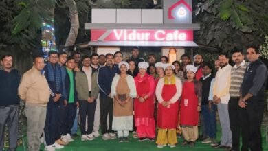 मुख्यमंत्री योगी आदित्यनाथ के नेतृत्व में राष्ट्रीय ग्रामीण आजीविका मिशन प्रदेश की ग्रामीण महिलाओं के जीवन में बड़ा बदलाव ला रहा है। बिजनौर की रितु इसकी सशक्त मिसाल हैं, जिन्होंने स्वयं सहायता समूह से जुड़कर ‘विदुर कैफे’ की शुरुआत की। प्रशिक्षण, वित्तीय सहयोग और मार्गदर्शन से रितु आज रोजाना 6–7 हजार रुपये कमा रही हैं और अन्य महिलाओं को भी रोजगार दे रही हैं। यह योजना ग्रामीण महिलाओं को आत्मनिर्भर बनाने की दिशा में मील का पत्थर है।