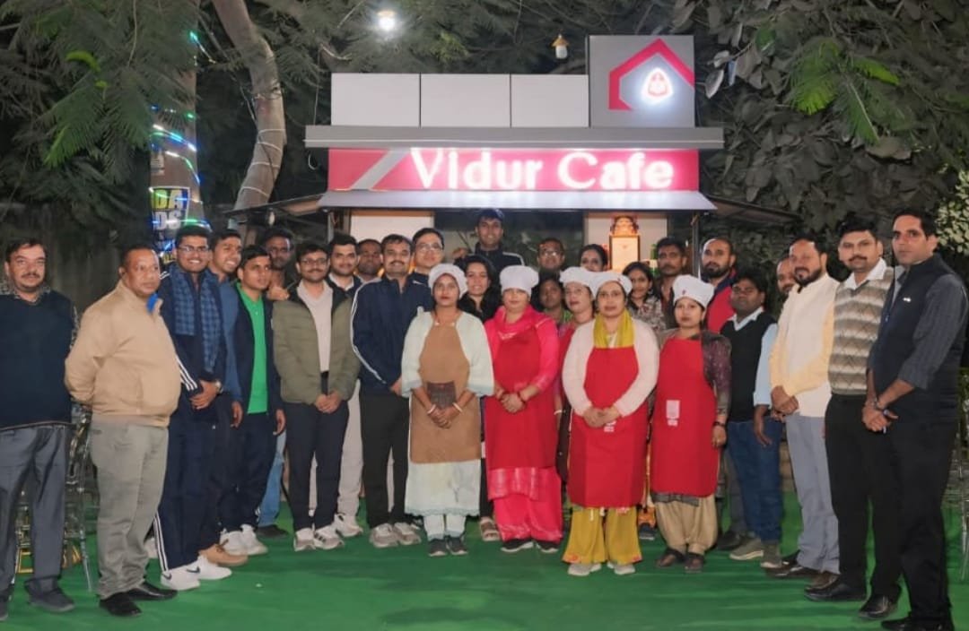 मुख्यमंत्री योगी आदित्यनाथ के नेतृत्व में राष्ट्रीय ग्रामीण आजीविका मिशन प्रदेश की ग्रामीण महिलाओं के जीवन में बड़ा बदलाव ला रहा है। बिजनौर की रितु इसकी सशक्त मिसाल हैं, जिन्होंने स्वयं सहायता समूह से जुड़कर ‘विदुर कैफे’ की शुरुआत की। प्रशिक्षण, वित्तीय सहयोग और मार्गदर्शन से रितु आज रोजाना 6–7 हजार रुपये कमा रही हैं और अन्य महिलाओं को भी रोजगार दे रही हैं। यह योजना ग्रामीण महिलाओं को आत्मनिर्भर बनाने की दिशा में मील का पत्थर है।