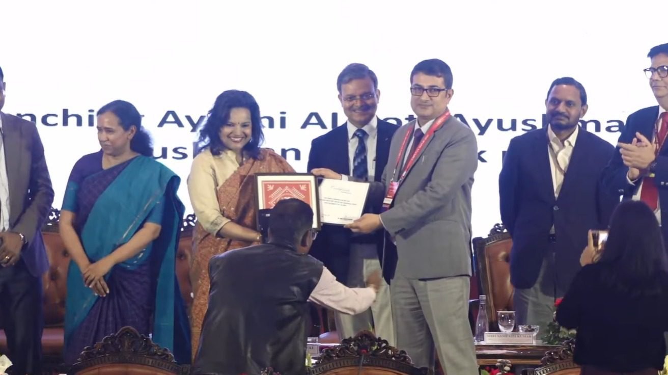 आयुष्मान भारत योजना में डिजिटल नवाचार और सोशल मीडिया के प्रभावी उपयोग के लिए उत्तर प्रदेश मॉडल की देशभर में सराहना हो रही है। भुवनेश्वर में आयोजित चिंतन शिविर में यूपी को आयुष्मान सारथी ऐप, आयुष एआई चैटबॉट और आयुष्मान संपर्क जैसे डिजिटल प्लेटफॉर्म के जरिए लाभार्थियों तक आसान पहुंच सुनिश्चित करने के लिए सराहा गया। इन पहलों से ओपीडी अपॉइंटमेंट, अस्पताल खोज और योजना संबंधी जानकारी अब पहले से अधिक सरल और तेज हुई है।