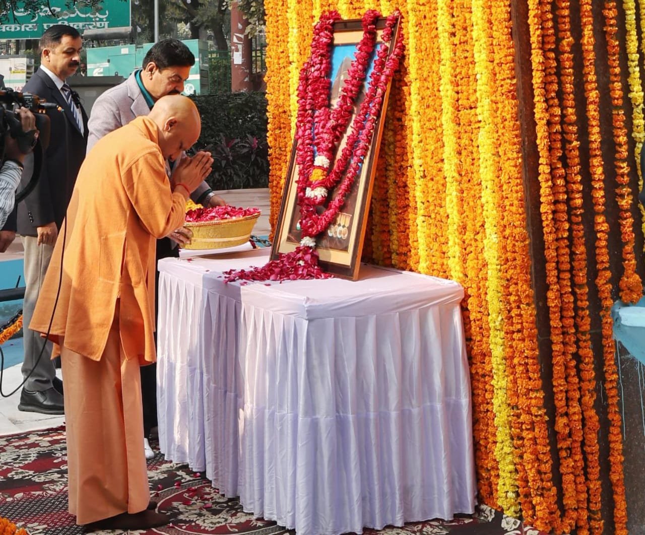 नेताजी सुभाष चंद्र बोस की जयंती पर लखनऊ में श्रद्धा और सम्मान के साथ कार्यक्रम आयोजित हुआ। मुख्यमंत्री योगी आदित्यनाथ ने हजरतगंज स्थित नेताजी सुभाष चौक पर उनके चित्र पर पुष्प अर्पित कर नमन किया। सीएम योगी ने नेताजी के साहस, आज़ाद हिंद फ़ौज और ऐतिहासिक नारों को स्मरण करते हुए युवाओं से राष्ट्र सेवा की प्रेरणा लेने का आह्वान किया। कार्यक्रम में देशभक्ति और श्रद्धा का माहौल देखने को मिला।