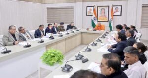 लखनऊ में मुख्यमंत्री योगी आदित्यनाथ ने आगामी वित्तीय वर्ष 2026-27 के बजट प्रस्तावों को लेकर उच्चस्तरीय बैठक की। उन्होंने कहा कि बजट का मूल उद्देश्य लोककल्याण, सामाजिक सुरक्षा और बुनियादी सुविधाओं को मजबूत करना होगा। गरीब, किसान, श्रमिक, महिला, युवा और वंचित वर्ग के जीवन में सकारात्मक बदलाव प्राथमिकता रहेगा। कानून-व्यवस्था, अवसंरचना विकास, रोजगार सृजन और वित्तीय अनुशासन पर विशेष जोर देते हुए बजट को जन-अपेक्षाओं के अनुरूप तैयार करने के निर्देश दिए गए।