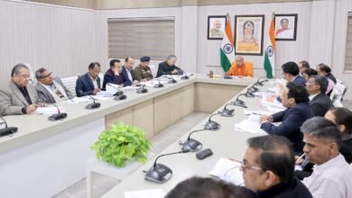 लखनऊ में मुख्यमंत्री योगी आदित्यनाथ ने आगामी वित्तीय वर्ष 2026-27 के बजट प्रस्तावों को लेकर उच्चस्तरीय बैठक की। उन्होंने कहा कि बजट का मूल उद्देश्य लोककल्याण, सामाजिक सुरक्षा और बुनियादी सुविधाओं को मजबूत करना होगा। गरीब, किसान, श्रमिक, महिला, युवा और वंचित वर्ग के जीवन में सकारात्मक बदलाव प्राथमिकता रहेगा। कानून-व्यवस्था, अवसंरचना विकास, रोजगार सृजन और वित्तीय अनुशासन पर विशेष जोर देते हुए बजट को जन-अपेक्षाओं के अनुरूप तैयार करने के निर्देश दिए गए।