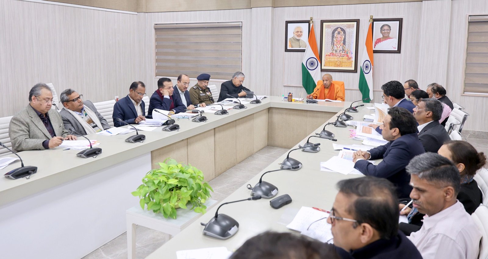 लखनऊ में मुख्यमंत्री योगी आदित्यनाथ ने आगामी वित्तीय वर्ष 2026-27 के बजट प्रस्तावों को लेकर उच्चस्तरीय बैठक की। उन्होंने कहा कि बजट का मूल उद्देश्य लोककल्याण, सामाजिक सुरक्षा और बुनियादी सुविधाओं को मजबूत करना होगा। गरीब, किसान, श्रमिक, महिला, युवा और वंचित वर्ग के जीवन में सकारात्मक बदलाव प्राथमिकता रहेगा। कानून-व्यवस्था, अवसंरचना विकास, रोजगार सृजन और वित्तीय अनुशासन पर विशेष जोर देते हुए बजट को जन-अपेक्षाओं के अनुरूप तैयार करने के निर्देश दिए गए।