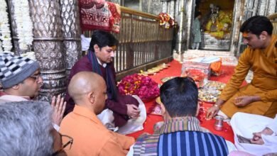 मुख्यमंत्री योगी आदित्यनाथ और भाजपा अध्यक्ष नितिन नबीन ने मथुरा में श्री बांके बिहारी मंदिर में विधि-विधान से पूजा-अर्चना की। दोनों नेताओं ने प्रदेश की सुख-समृद्धि और विकसित भारत के संकल्प की सिद्धि के लिए प्रार्थना की। इस अवसर पर कई केंद्रीय व प्रदेश स्तरीय नेता मौजूद रहे। दर्शन के बाद दोनों नेताओं ने मांट विधायक राजेश चौधरी के आवास जाकर शोक व्यक्त किया।