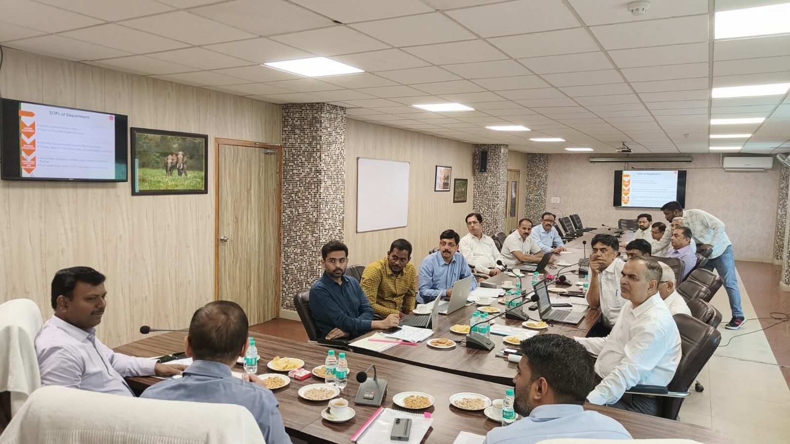 उत्तर प्रदेश की पारदर्शी और तकनीक आधारित आबकारी नीति ने राज्य के राजस्व को रिकॉर्ड स्तर तक पहुंचाते हुए राष्ट्रीय मॉडल का रूप ले लिया है। कर्नाटक, महाराष्ट्र, मध्य प्रदेश, ओडिशा, पंजाब और झारखंड सहित कई राज्यों के आबकारी अधिकारियों ने यूपी की नीति का अध्ययन किया। डिजिटल ट्रैकिंग, ई-लॉटरी, बारकोडिंग और सख्त निगरानी से न केवल राजस्व बढ़ा है, बल्कि अवैध शराब और भ्रष्टाचार पर भी प्रभावी नियंत्रण संभव हुआ है।