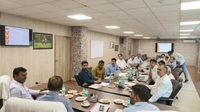 उत्तर प्रदेश की पारदर्शी और तकनीक आधारित आबकारी नीति ने राज्य के राजस्व को रिकॉर्ड स्तर तक पहुंचाते हुए राष्ट्रीय मॉडल का रूप ले लिया है। कर्नाटक, महाराष्ट्र, मध्य प्रदेश, ओडिशा, पंजाब और झारखंड सहित कई राज्यों के आबकारी अधिकारियों ने यूपी की नीति का अध्ययन किया। डिजिटल ट्रैकिंग, ई-लॉटरी, बारकोडिंग और सख्त निगरानी से न केवल राजस्व बढ़ा है, बल्कि अवैध शराब और भ्रष्टाचार पर भी प्रभावी नियंत्रण संभव हुआ है।