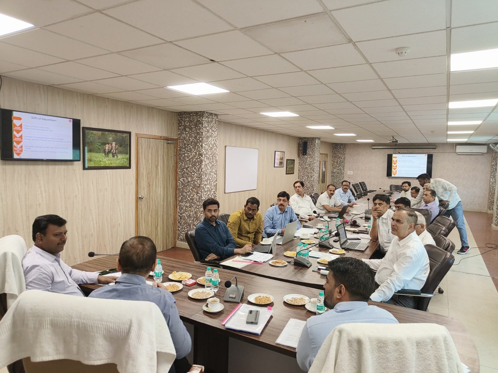 उत्तर प्रदेश की पारदर्शी और तकनीक आधारित आबकारी नीति ने राज्य के राजस्व को रिकॉर्ड स्तर तक पहुंचाते हुए राष्ट्रीय मॉडल का रूप ले लिया है। कर्नाटक, महाराष्ट्र, मध्य प्रदेश, ओडिशा, पंजाब और झारखंड सहित कई राज्यों के आबकारी अधिकारियों ने यूपी की नीति का अध्ययन किया। डिजिटल ट्रैकिंग, ई-लॉटरी, बारकोडिंग और सख्त निगरानी से न केवल राजस्व बढ़ा है, बल्कि अवैध शराब और भ्रष्टाचार पर भी प्रभावी नियंत्रण संभव हुआ है।